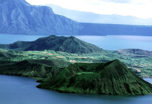 https://d3r8gwkgo0io6y.cloudfront.net/upload/taal lake and valcano.jpg